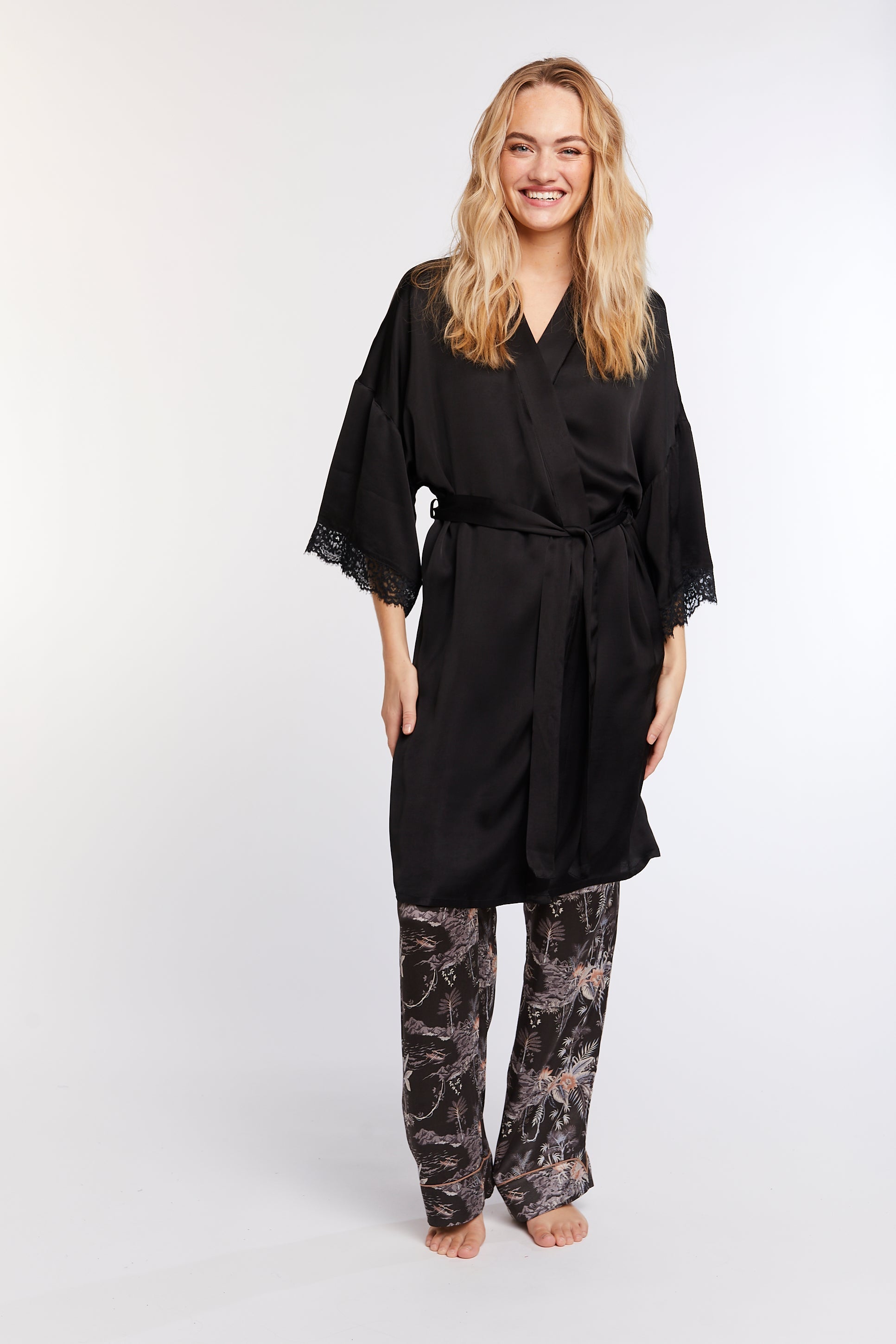 Jeanette Kimono, Black