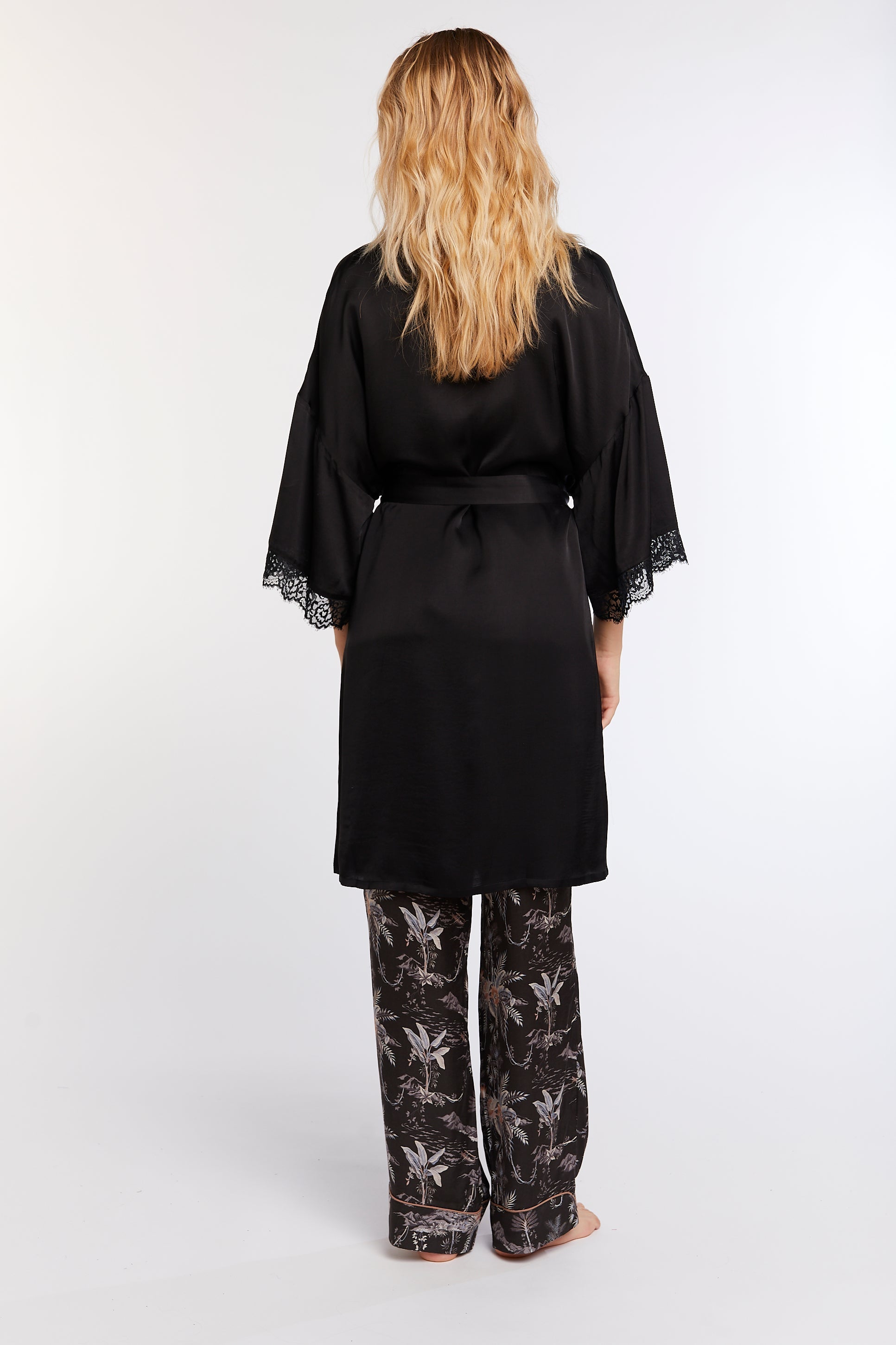 Jeanette Kimono, Black